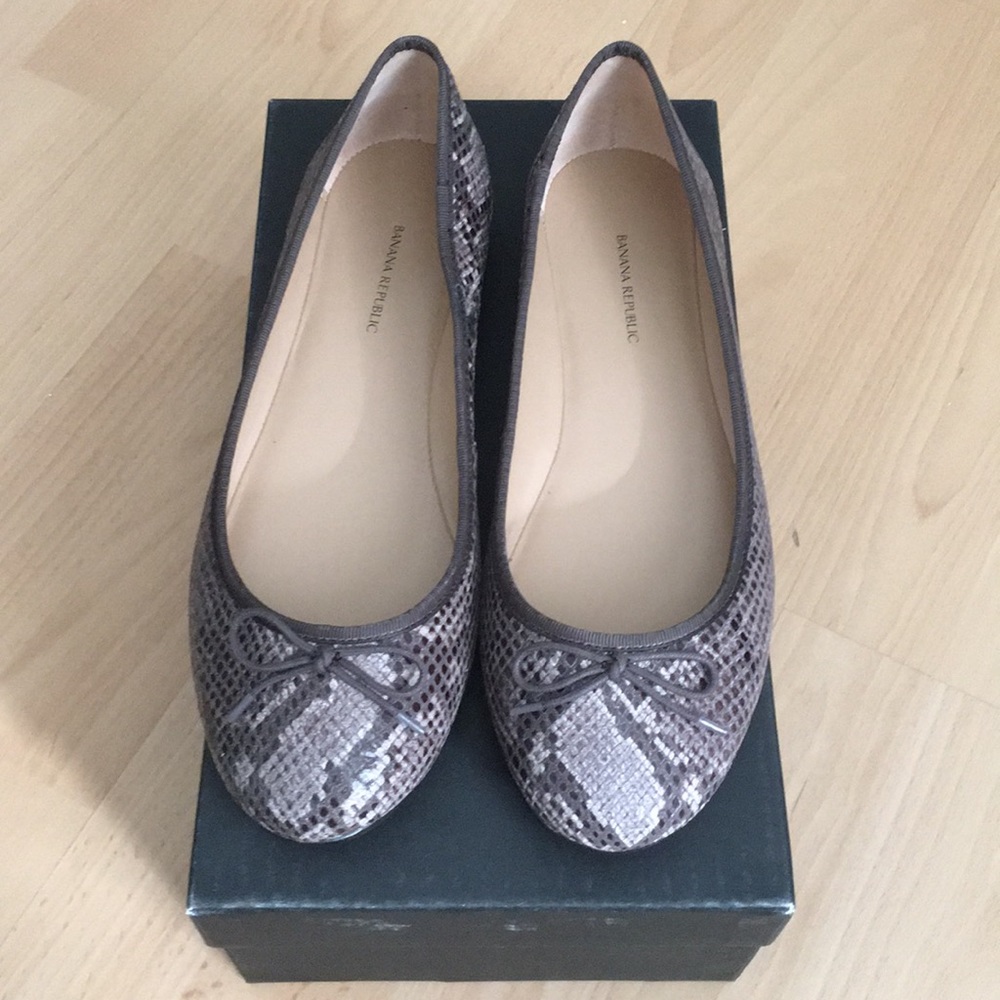 BRAND NEW Banana Republic Flats